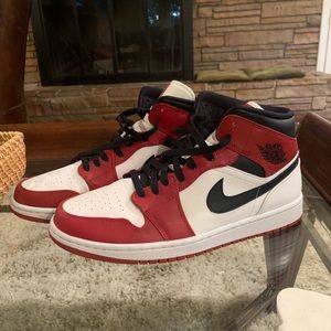 Jordan 1 Mid Chicago (2020)